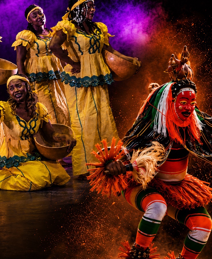 Danseuses d'un ballet traditionnel africain en costumes jaunes