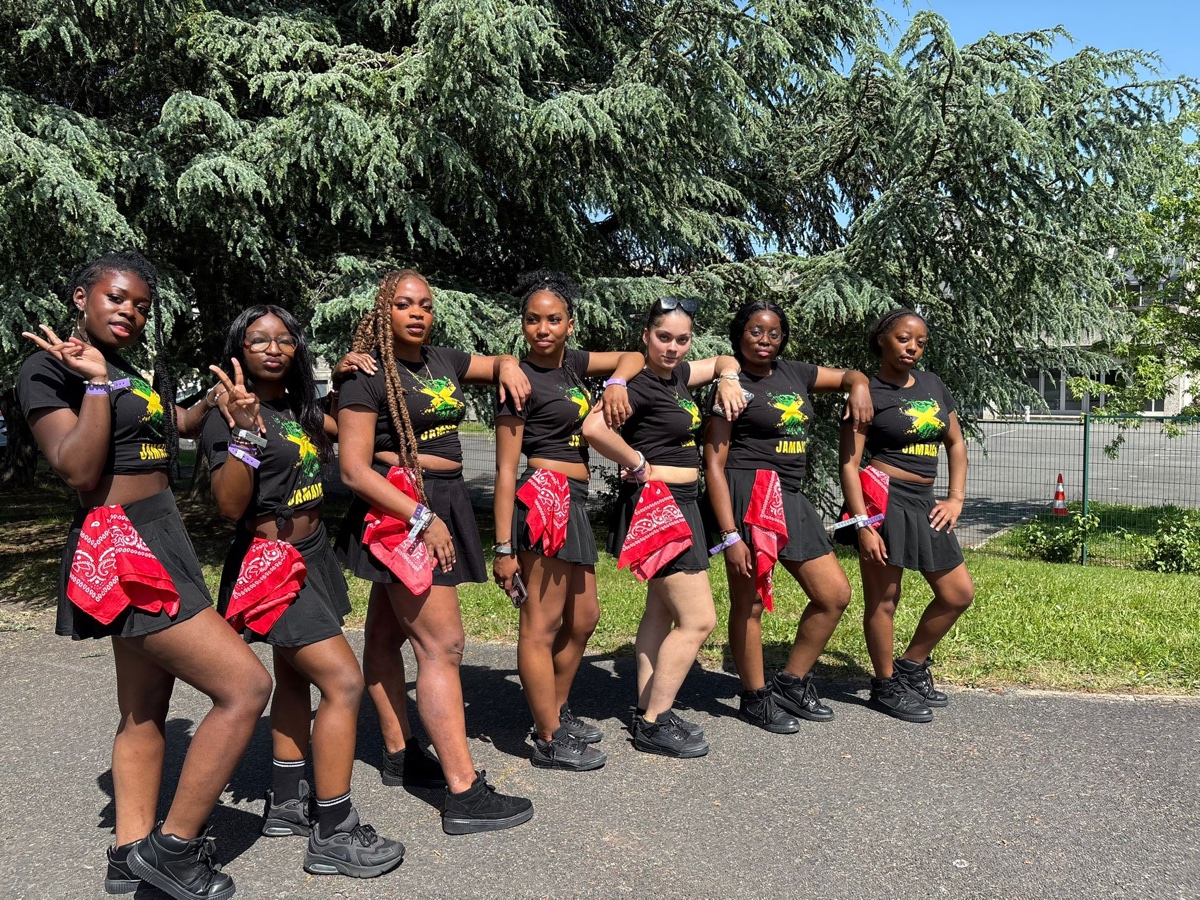 Le groupe Couleurs Kréol en tenue noire et madras rouge, photo d'équipe