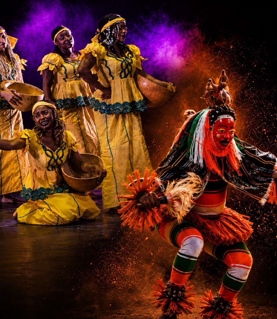 Danseur masqué en pleine performance de danse traditionnelle