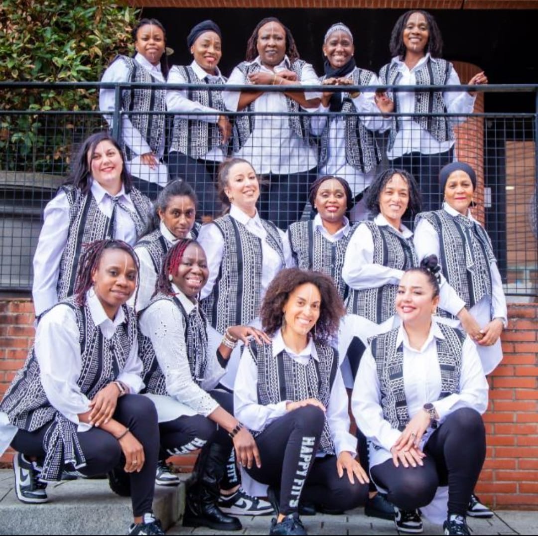 Le groupe HAPPY FIT'S en tenue noire et blanche, photo d'équipe