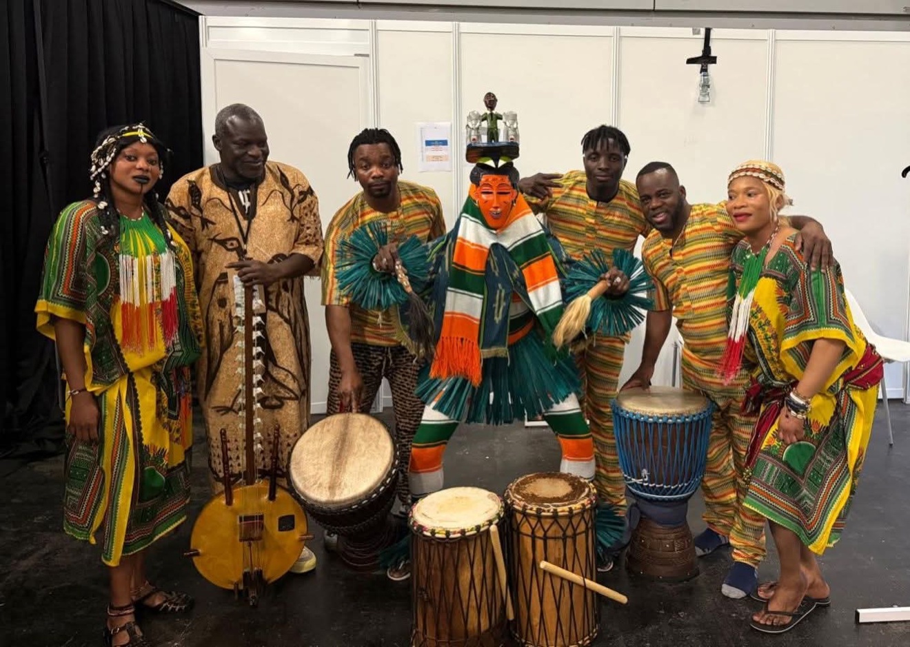 La compagnie Zaouli de Côte d.Ivoire : le masque gouro entouré de danseuses et de percussionnistes (djembés, kora)